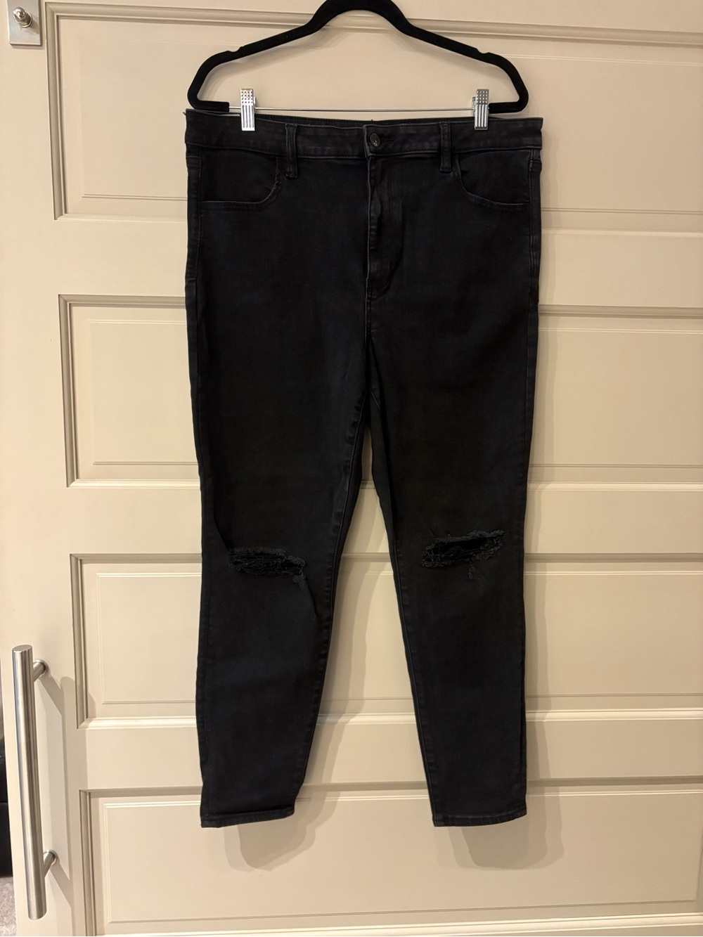 American Eagle Women’s Black Distressed Jeans